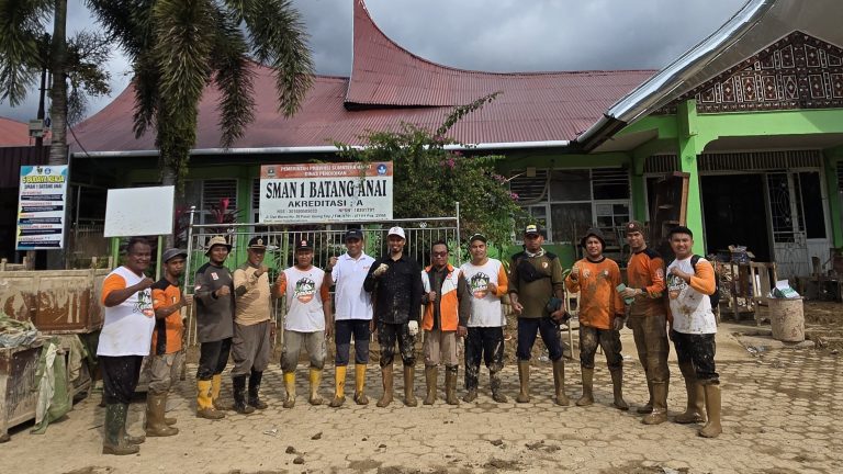 Tak Sekadar Hadir, Ketua DPRD dan Ketua DPD PKS Kota Pariaman Gotong Royong Bersihkan SMAN 1 Batang Anai Pasca Banjir