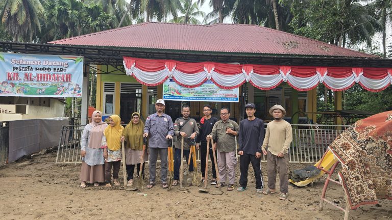 Tak Kenal Lelah, Ketua DPRD Kota Pariaman Kembali Turun Bersihkan Sekolah Terdampak Banjir