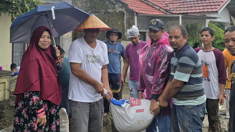 Gerak Cepat Ketua DPRD Pariaman Cegah Longsor di Perumahan Villa Mutiara Residence 2, Donasikan Dua Truk Kerekel